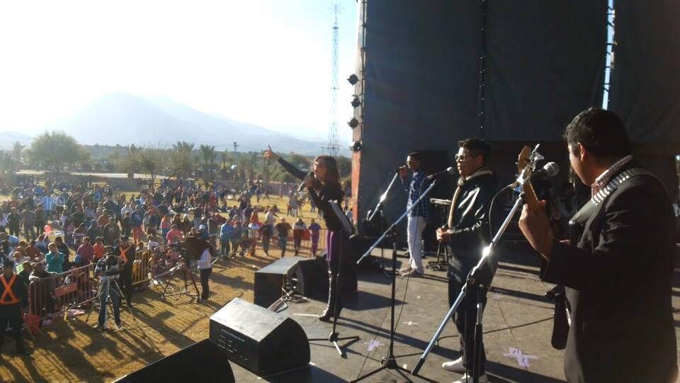 Paola Diaz con guitarra - Instrumento tradicional