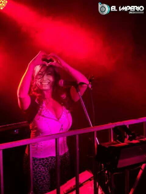 Paola Diaz con instrumentos tradicionales